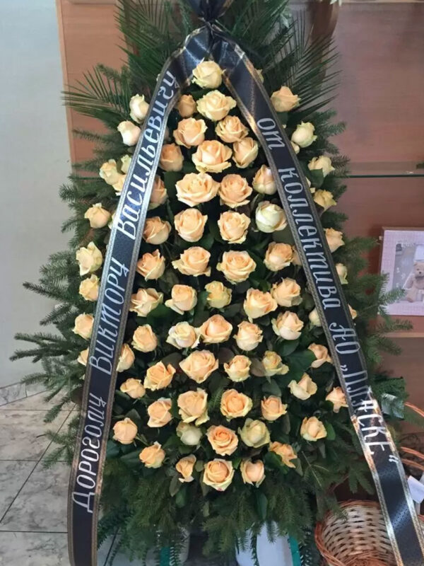 Ритуальный венок из живых, желтых роз.